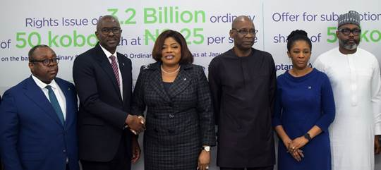 L – R: Stanley Amuchie, Executive Director, Chief Operations & Information Officer, Fidelity Bank Plc; Oladele Sotubo, MD/CEO Stanbic Capital; Dr Nneka Onyeali-Ikpe, MD/CEO, Fidelity Bank Plc; Mustafa Chike-Obi Chairman, Fidelity Bank Plc; Ezinwa Unuigboje, Company Secretary, Fidelity Bank Plc; and Jubril Enakele, Chief Executive, Iron Global Markets Limited at the signing ceremony of the Fidelity Bank Public Offer and Rights Issue at the Bank’s head office in Lagos recently.